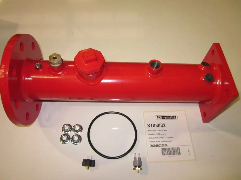 Rotes Vorlaufrohr mit Flanschen und Anschlussstücken von Remeha, dazu Zubehörteile wie Dichtungen und Stecker auf hellem Hintergrund.